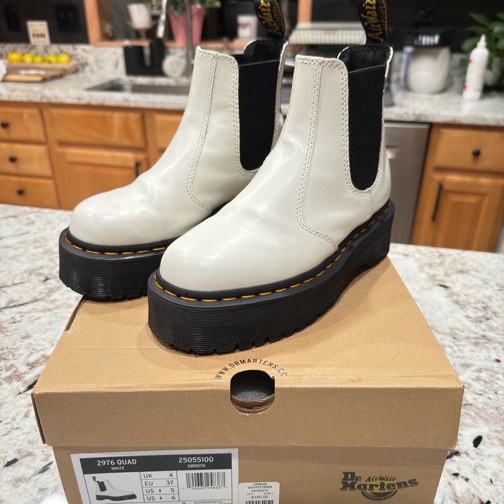 White Platform Size W 6 Doc Martens
